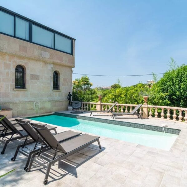 Villa Cannes Petit Juas : 6 Chambres, 6 salles de bains, piscine chauffée, prestations standing