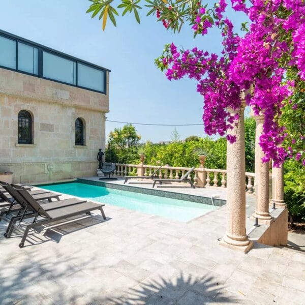 Villa Cannes Petit Juas : 6 Chambres, 6 salles de bains, piscine chauffée, prestations standing