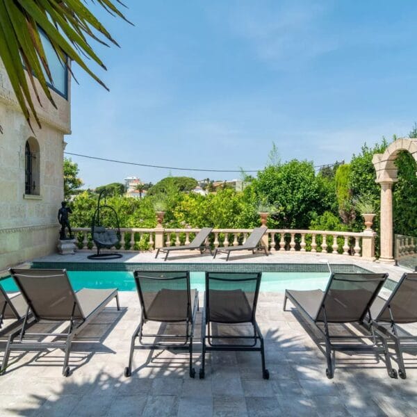 Villa Cannes Petit Juas : 6 Chambres, 6 salles de bains, piscine chauffée, prestations standing