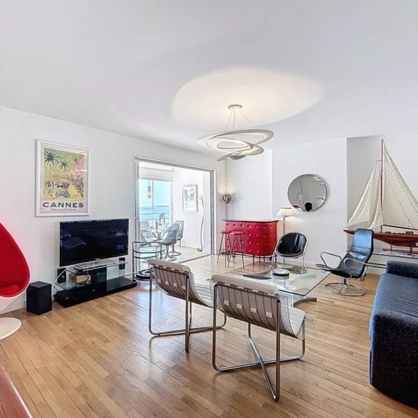 Cannes: beautiful, bright, quiet apartment with loggia and sea view