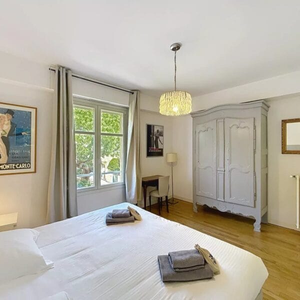 Cannes : bel appartement lumineux au calme avec loggia et vue sur la mer