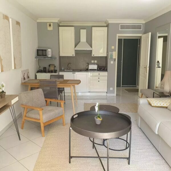 Studio Cannes Banane : well renovated, close to the center, terrace, open view and trees