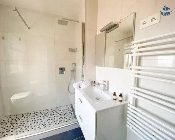 Cannes: beautiful, bright, quiet apartment with loggia and sea view