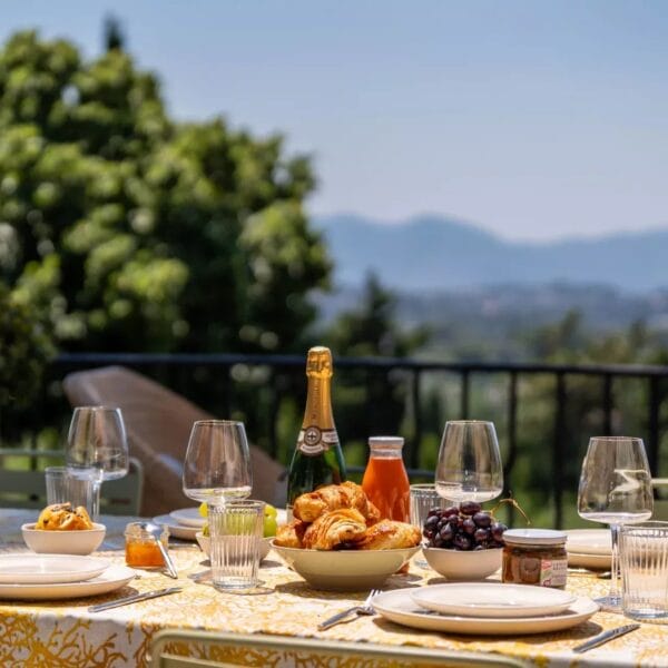 Mougins: Architect-designed villa with swimming pool in a private estate