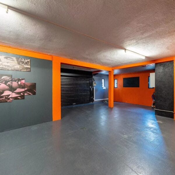 Mougins: Architect-designed villa with swimming pool in a private estate