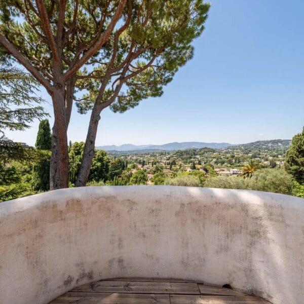 Mougins: Architect-designed villa with swimming pool in a private estate