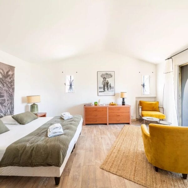Mougins: Architect-designed villa with swimming pool in a private estate