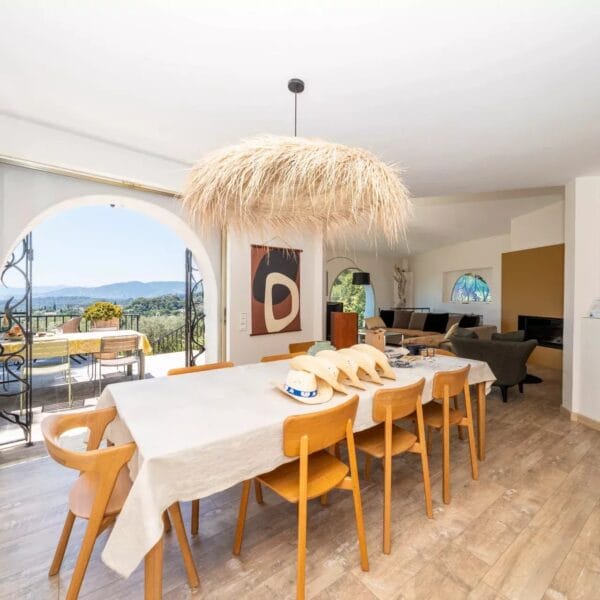Mougins: Architect-designed villa with swimming pool in a private estate