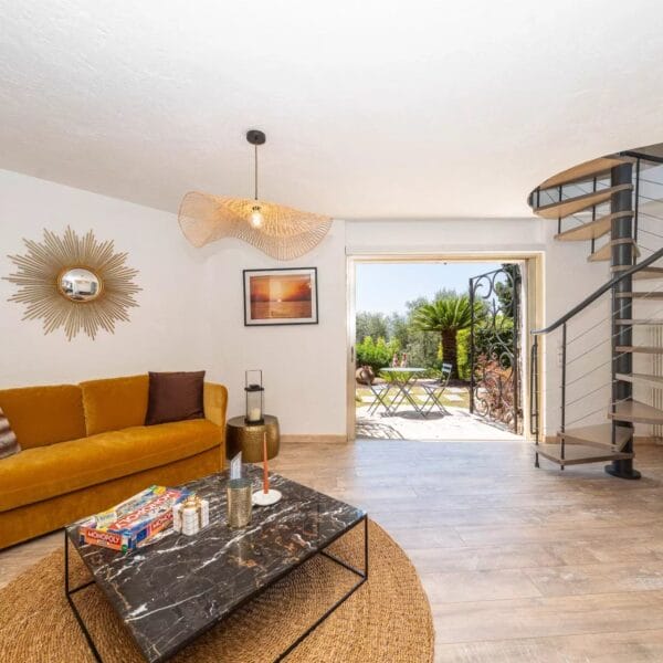 Mougins: Architect-designed villa with swimming pool in a private estate