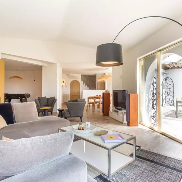 Mougins : Villa d’architecte avec piscine dans un domaine privé