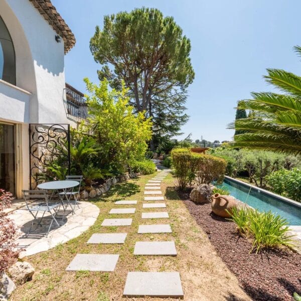 Mougins: Architect-designed villa with swimming pool in a private estate