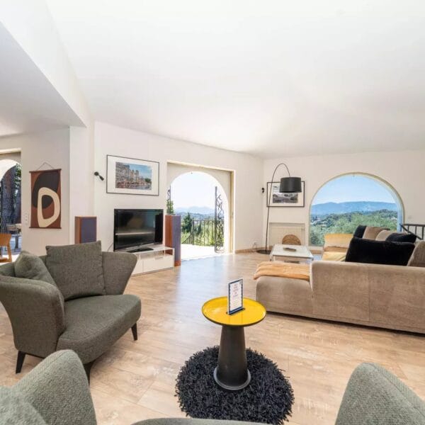 Mougins: Architect-designed villa with swimming pool in a private estate