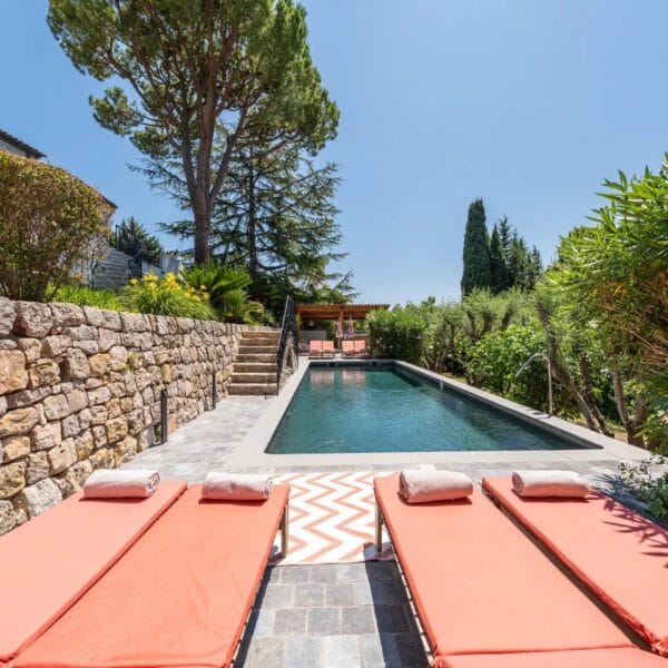 Mougins: Architect-designed villa with swimming pool in a private estate
