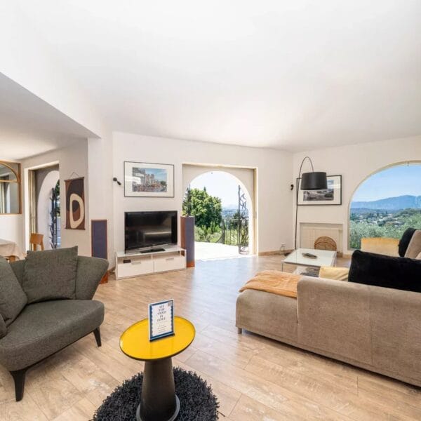 Mougins: Architect-designed villa with swimming pool in a private estate