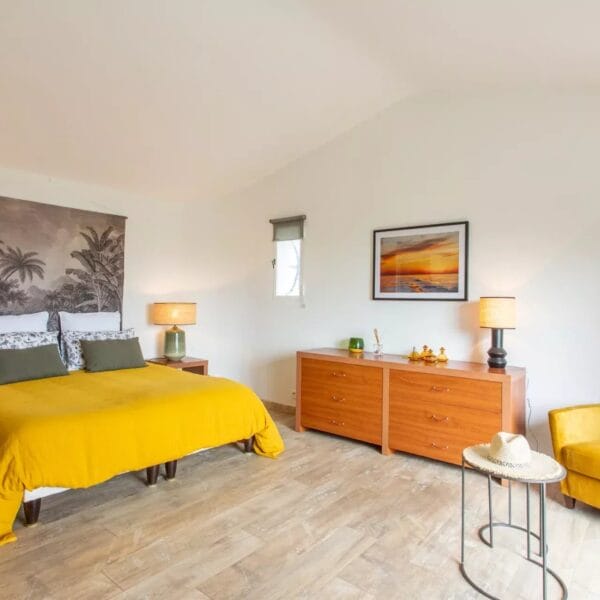 Mougins: Architect-designed villa with swimming pool in a private estate