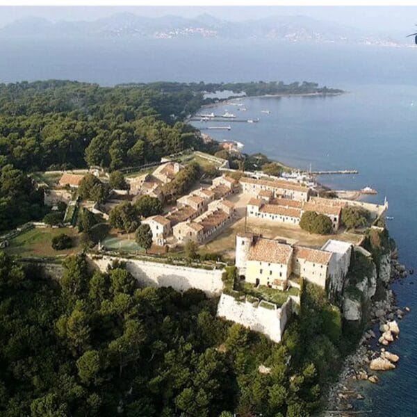 Appartement Cannes : superbe 2 pièces rez-de-jardin, proche plages du Midi