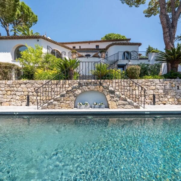 Mougins: Architect-designed villa with swimming pool in a private estate