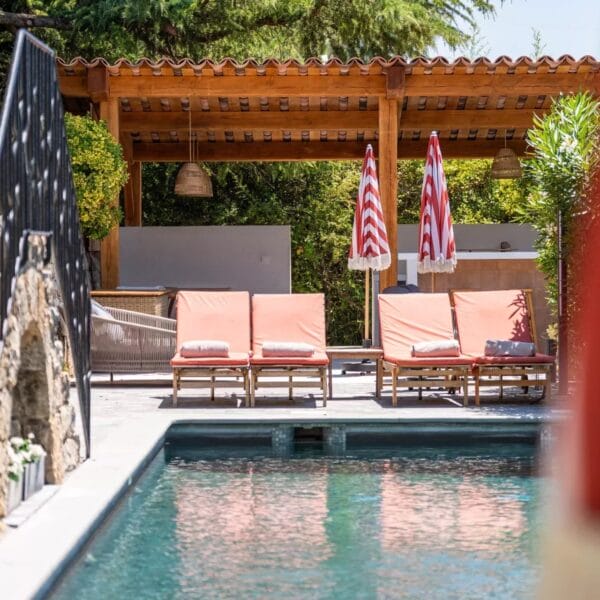 Mougins: Architect-designed villa with swimming pool in a private estate