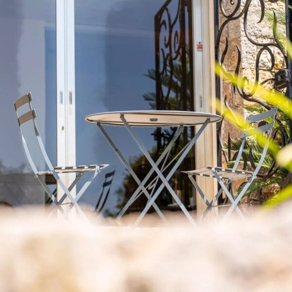 Mougins: Architect-designed villa with swimming pool in a private estate