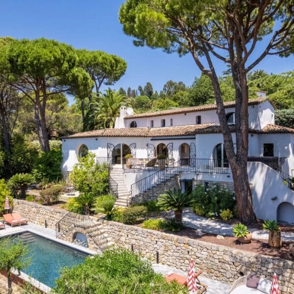 Mougins: Architect-designed villa with swimming pool in a private estate