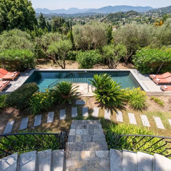 Mougins: Architect-designed villa with swimming pool in a private estate