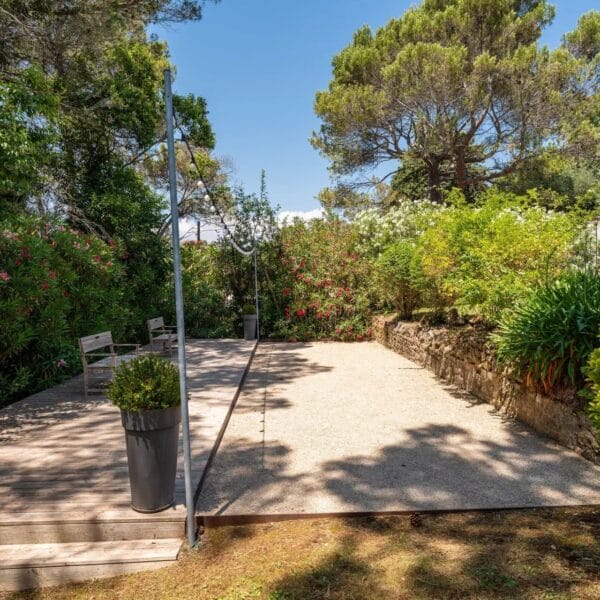 Mougins: Architect-designed villa with swimming pool in a private estate