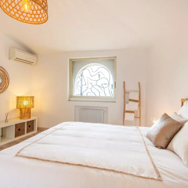 Mougins: Architect-designed villa with swimming pool in a private estate