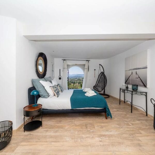 Mougins: Architect-designed villa with swimming pool in a private estate