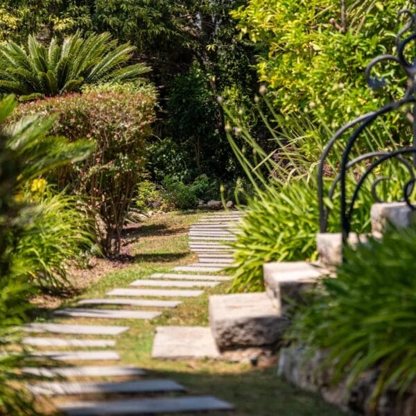 Mougins: Architect-designed villa with swimming pool in a private estate