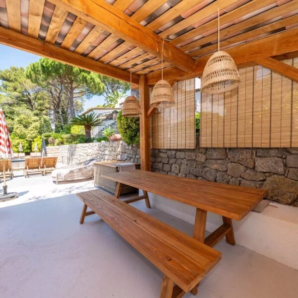 Mougins: Architect-designed villa with swimming pool in a private estate