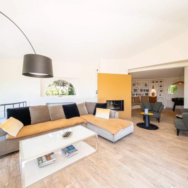 Mougins: Architect-designed villa with swimming pool in a private estate