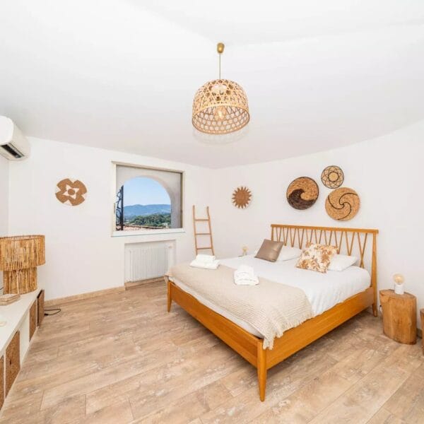 Mougins: Architect-designed villa with swimming pool in a private estate