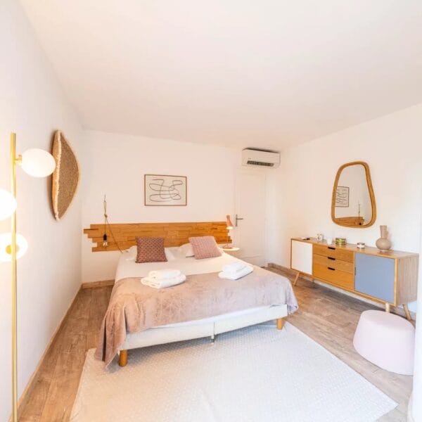 Mougins: Architect-designed villa with swimming pool in a private estate