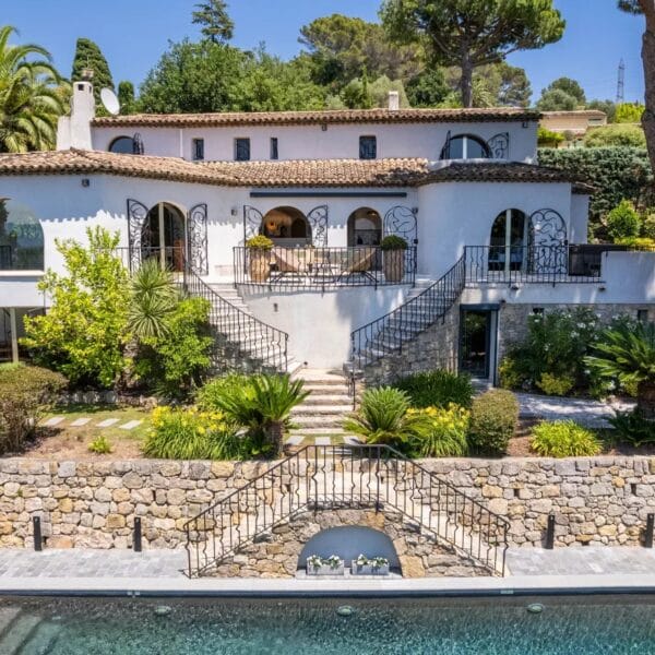 Mougins: Architect-designed villa with swimming pool in a private estate
