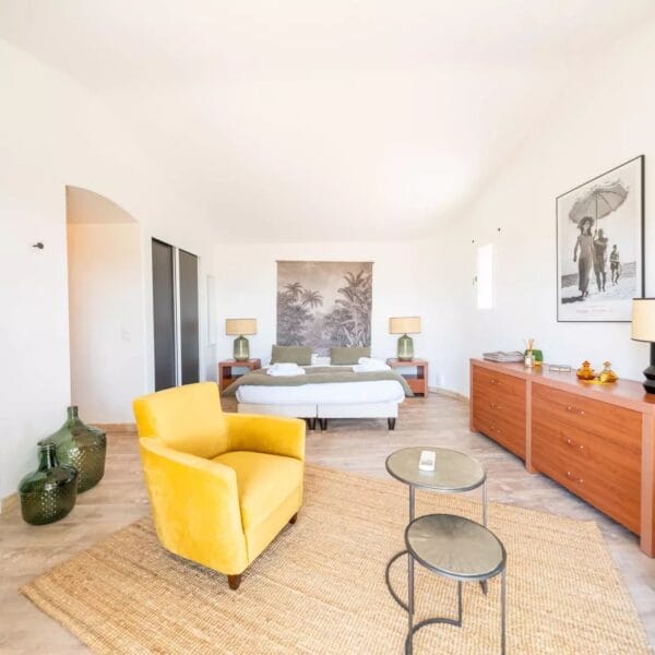 Mougins: Architect-designed villa with swimming pool in a private estate
