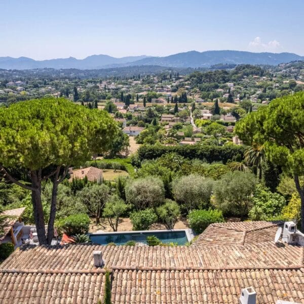 Mougins: Architect-designed villa with swimming pool in a private estate