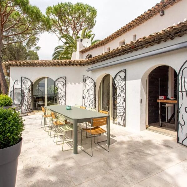 Mougins : Villa d’architecte avec piscine dans un domaine privé