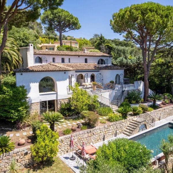 Mougins: Architect-designed villa with swimming pool in a private estate