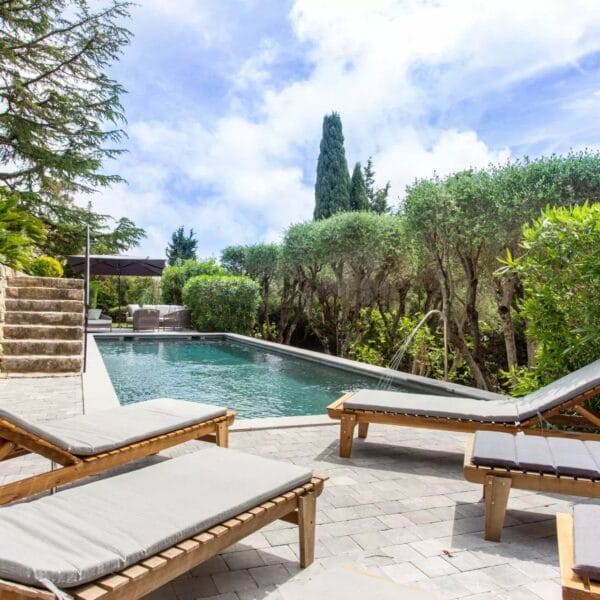 Mougins : Villa d’architecte avec piscine dans un domaine privé