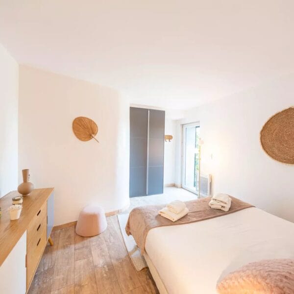 Mougins: Architect-designed villa with swimming pool in a private estate