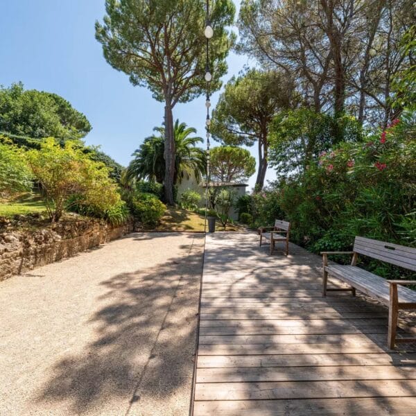 Mougins : Villa d’architecte avec piscine dans un domaine privé