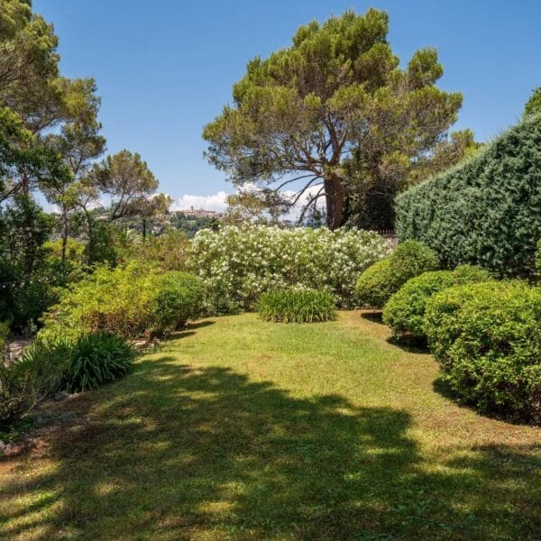 Mougins : Villa d’architecte avec piscine dans un domaine privé