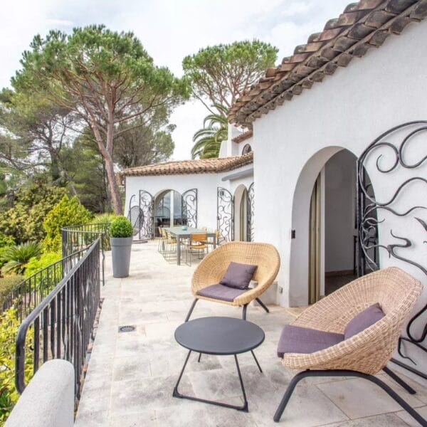 Mougins : Villa d’architecte avec piscine dans un domaine privé