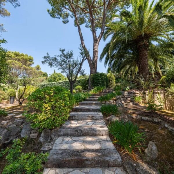 Mougins : Villa d’architecte avec piscine dans un domaine privé