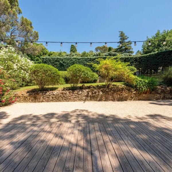 Mougins: Architect-designed villa with swimming pool in a private estate