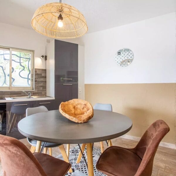 Mougins: Architect-designed villa with swimming pool in a private estate