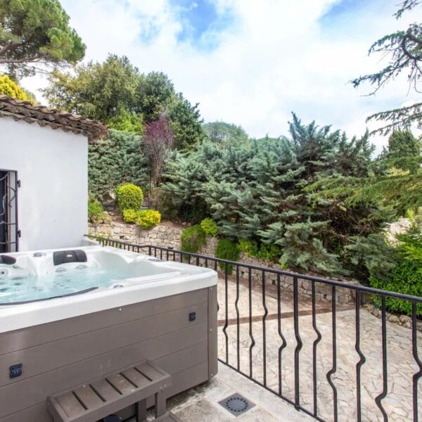 Mougins : Villa d’architecte avec piscine dans un domaine privé