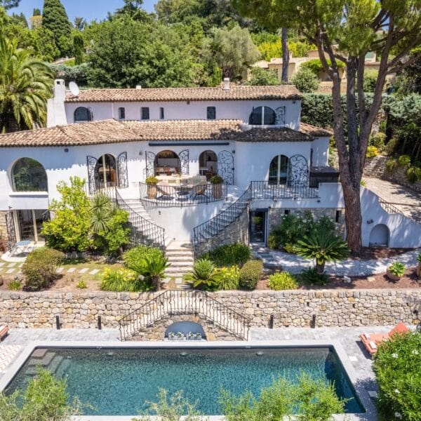 Mougins : Villa d’architecte avec piscine dans un domaine privé