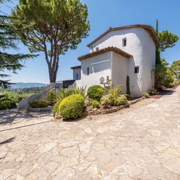 Mougins: Architect-designed villa with swimming pool in a private estate