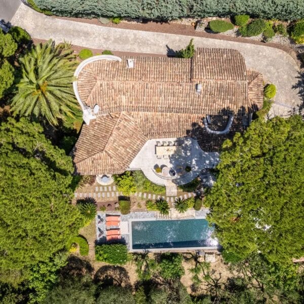 Mougins: Architect-designed villa with swimming pool in a private estate